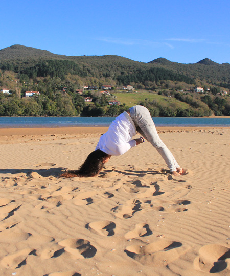 Practica de Yoga en las playas de Mundaka